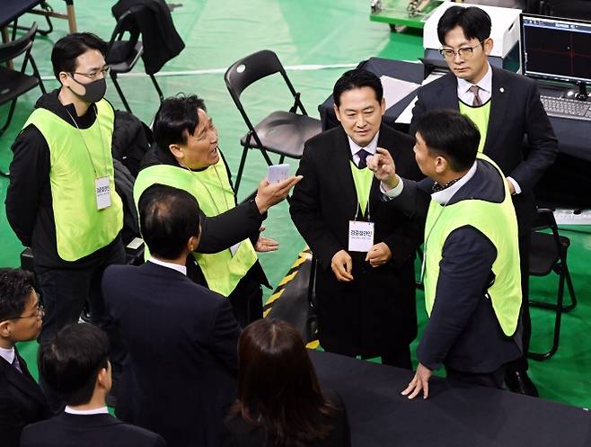 ‘검증 현장 촬영 불가’ 항의하는 장동혁 대표 - 28일 6·3 지방선거 투표용지 공개검증이 열리는 서울 송파구 올림픽공원 핸드볼경기장에서 검증 참관인으로 참석한 장동혁 국민의힘 대표가 참관 현장의 촬영 불가 방침을 두고 이태한 특별검사와 대화를 나누고 있다. 뉴스1