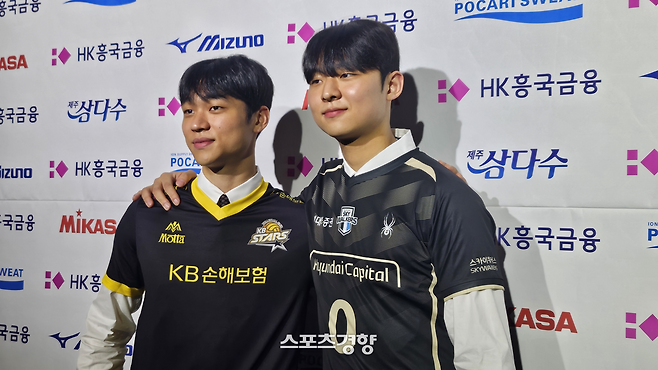 28일 나란히 1라운드 지명을 받은 장보석(KB손해보험), 장은석(현대캐피탈) 형제가 어깨동무하고 기념촬영하고 있다.