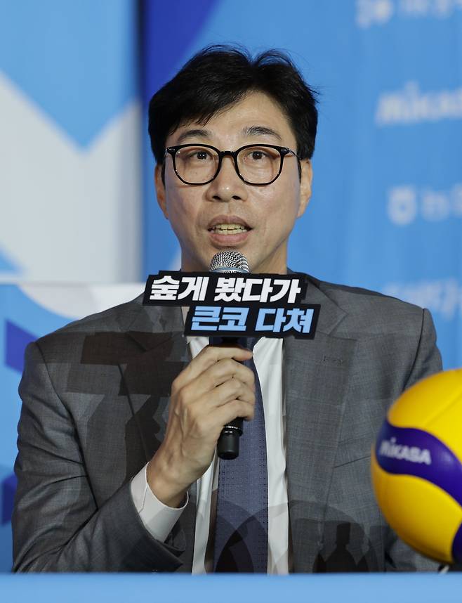 7일 서울 강남구 호텔 리베라 청담에서 열린 프로배구 V리그 여자부 미디어데이에서 신생팀 SOOP 수퍼스 김세진 감독이 질문에 답변하고 있다. 연합뉴스