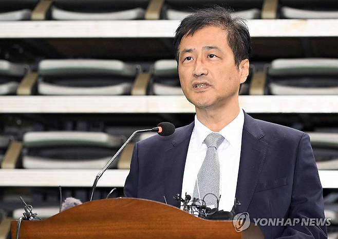 기자회견 하는 이태한 선거관리위원회 특별검사 (서울=연합뉴스) 이태한 선거관리위원회 특별검사가 28일 선관위 특검의 6·3 지방선거 투표용지 공개검증이 열리는 서울 송파구 올림픽공원 핸드볼경기장에서 기자회견을 하고 있다. 2026.10.28 [사진공동취재단] photo@yna.co.kr