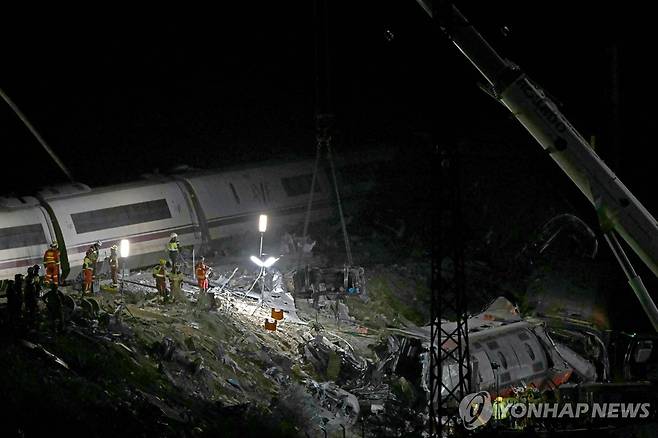 저녁에도 계속되는 수색 [AFP=연합뉴스. 재판매 및 DB 금지]