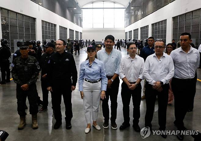 세코트 방문한 라우라 페르난데스 코스타리카 대통령  [로이터=연합뉴스]