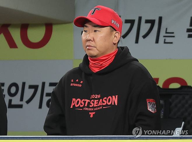 경기 지켜보는 KIA 이범호 감독 (대구=연합뉴스) 윤관식 기자 = 26일 대구 삼성라이온즈파크에서 열린 2026 신한 SOL KBO 포스트시즌 플레이오프 1차전 KIA 타이거즈와 삼성 라이온즈의 경기. KIA 이범호 감독이 경기를 지켜보고 있다. 2026.10.26 psik@yna.co.kr