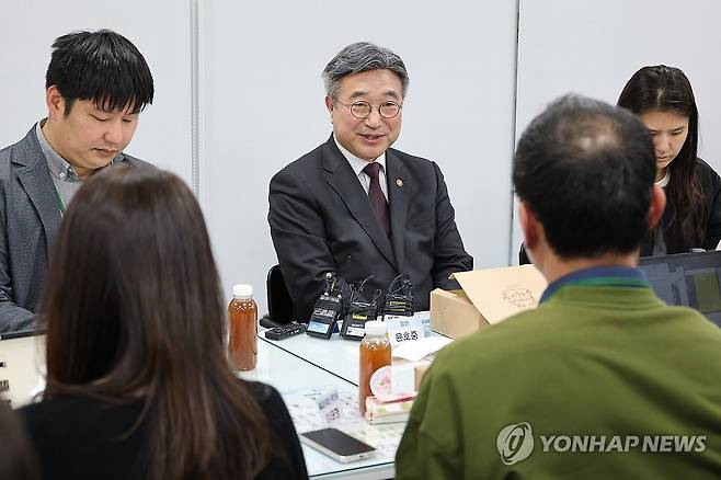 답변하는 윤호중 행안부 장관 (세종=연합뉴스) 김주성 기자 = 윤호중 행정안전부 장관이 29일 세종시 정부세종청사에서 열린 기자간담회에서 중대범죄수사청 등 현안 관련 질문에 답하고 있다. 2026.10.29 utzza@yna.co.kr