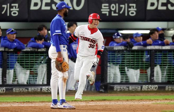 KIA 하주석이 30일 광주-기아 챔피언스 필드에서 열린 2026 KBO 포스트시즌 플레이오프 4차전 삼성과 경기에서 7회말 적시타 때린 후 포효하고 있다. 사진 | 광주=연합뉴스
