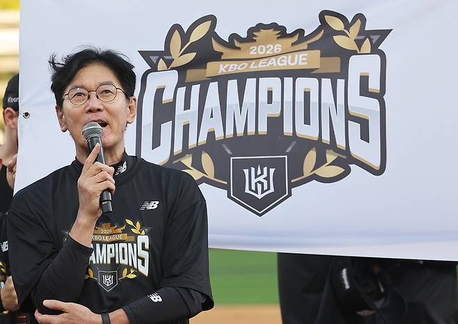 정규시즌 우승을 차지한 kt 이강철 감독이 소감을 말하고 있다. 사진 | 연합뉴스