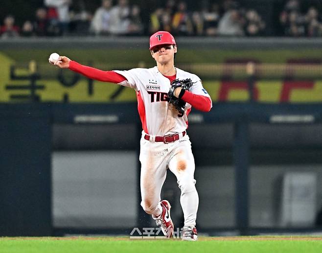 KIA 3루수 김도영이 30일 광주KIA 챔피언스 필드에서 열린 2026 KBO리그 삼성과의 플레이오프 4차전 2회초 무사 삼성 최형우의 땅볼을 잡아 1루로 송구하고 있다. 광주 | 박진업 기자 upandup@sportsseoul.com
