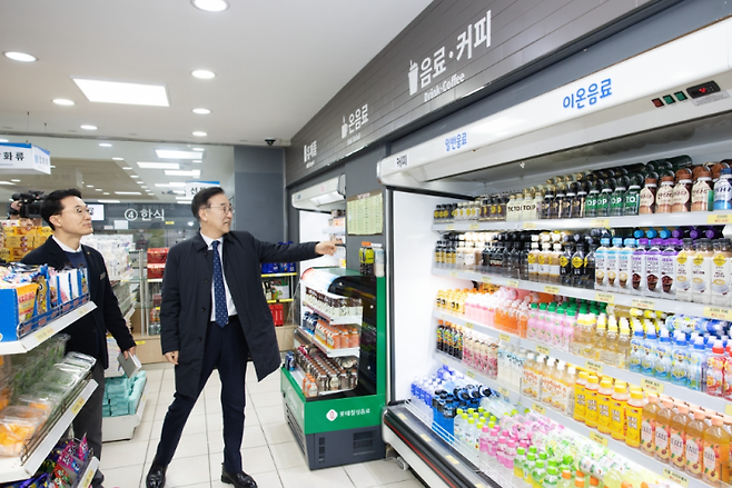 김윤덕(오른쪽) 국토교통부 장관이 휴게소 내 편의점 매대를 둘러보고 있다. 국토교통부