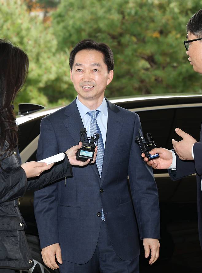 김지용 중수청장이 이정현 검찰총장 직무대행(공소청 차장검사)을 예방하기 위해 30일 서울 서초구 공소청 청사에 도착하고 있다. /연합뉴스
