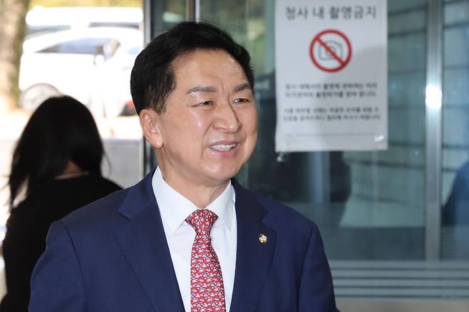 김기현 국민의힘 의원이 30일 오후 서울 서초구 서울중앙지방법원에서 열린 청탁금지법 위반 혐의 1심 선고 공판에 출석하고 있다.   김 의원 부부는 지난 2023년 3월 국민의힘 전당대회 직후 267만 원 상당의 ‘로저 비비에’ 가방을 김건희 여사에게 건넨 혐의를 받고 있다. 2026.10.30/뉴스1