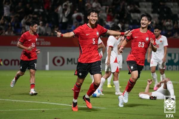 김지수(가운데, 당시 아시안게임 대표팀). 대한축구협회 제공