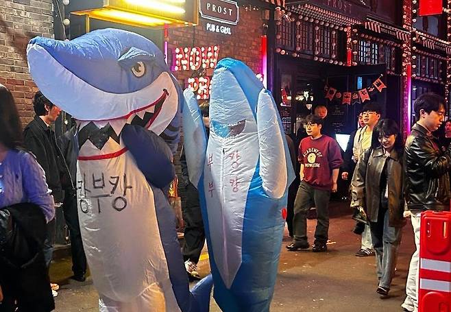 30일 서울 용산구 이태원 세계음식거리에 ‘부캉이’ 코스프레를 한 사람들이 지나가고 있다. 박주연 기자