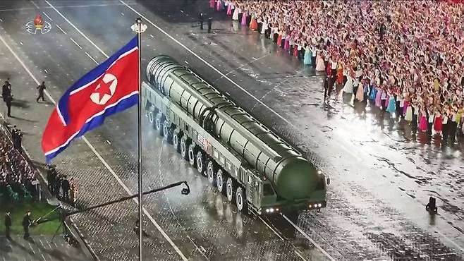 [서울=뉴시스] 북한이 지난해 10월10일 평양 김일성광장 열병식에서 공개한 화성-20형 다탄두 대륙간탄도미사일(ICBM). 북한이 지난 11일 이 미사일에 재진입체 6기가 탑재돼 있음을 처음 공개했다. (사진=조선중앙TV 캡처) 2026.10.30. photo@newsis.com *재판매 및 DB 금지