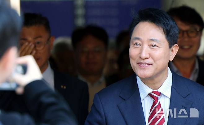 [서울=뉴시스] 박주성 기자 = 특검이 정치 브로커 명태균씨에게 여론조사 비용을 대납하게 한 혐의로 기소된 오세훈 서울시장에게 무죄를 선고한 항소심 판단에 불복해 상고했다. 사진은 오 시장이 지난 23일 서울 서초구 서울고법에서 열린 '명태균 여론조사 대납 의혹 사건' 항소심 선고공판에서 무죄를 선고 받고 법원을 나서는 모습. 2026.10.30. park7691@newsis.com