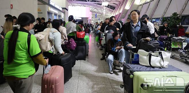 [인천공항=뉴시스] 전진환 기자 = 30일 인천국제공항에서 항공사들이 사용하는 네트워크와 발권시스템에 장애가 발생해 탑승 수속이 지연돼 이용객들이 발권을 위해 줄지어 서 있다.  2026.10.30. amin2@newsis.com