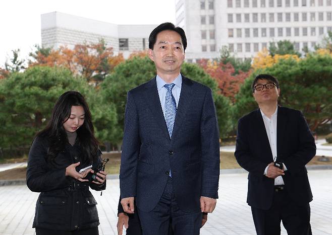 김지용 중수청장이 이정현 검찰총장 직무대행(공소청 차장검사)을 예방하기 위해 30일 서울 서초구 공소청 청사로 들어서고 있다. 연합뉴스