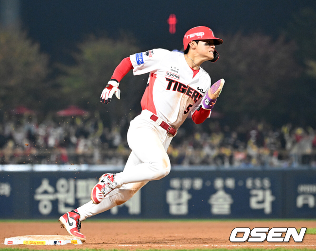[OSEN=전남광주, 이대선 기자] 30일 광주-기아 챔피언스필드에서 2026 신한 SOL KBO 플레이오프 3차전 KIA 타이거즈와 삼성 라이온즈의 경기가 열렸다.KIA는 네일, 삼성은 페덱을 선발로 내세웠다.7회말 1사 2루에서 KIA 카스트로 좌전 적시타 때 2루주자 김도영이 홈으로 쇄도하고 있다. 2026.10.30 /sunday@osen.co.kr