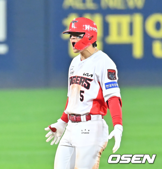 [OSEN=전남광주, 이석우 기자] 30일 광주-기아챔피언스필드에서 2026 신한 SOL KBO 플레이오프 4차전 KIA 타이거즈와 삼성 라이온즈의 경기가 열렸다.홈팀 KIA는 네일이, 방문팀 삼성은 페덱이 선발 출전했다.KIA 타이거즈 김도영이 5회말 2사 1루 안타를 치고 2루까지 진루한 후 환호하고 있다. 2026.10.30 / foto0307@osen.co.kr