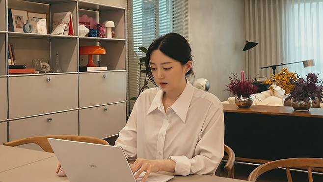 마이크를 내려놓고 거친 자본주의의 실전에 뛰어든 지난 10년의 기록. 김소영 SNS