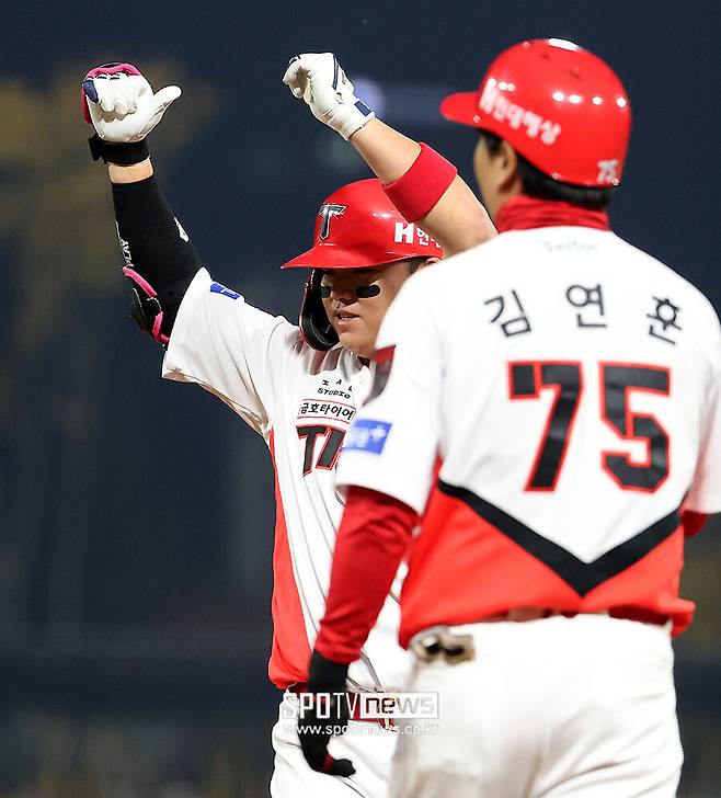 ▲ KIA는 30일 광주-기아챔피언스필드에서 열린 삼성과 플레이오프 4차전에서 4-2로 이겼다. 2-2로 맞선 7회 결승 적시타를 기록한 한준수 ⓒ곽혜미 기자