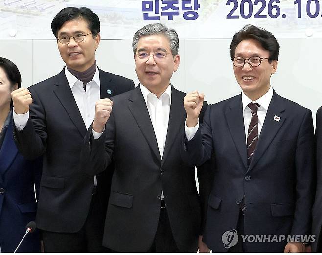 민주당 메가성장특위 현장 간담회에 참석한 장재훈 부회장 (군산=연합뉴스) 최영수 기자 = 더불어민주당 김민석 대표, 장재훈 현대차그룹 부회장, 이원택 전북도지사(오른쪽부터)가 29일 전북 새만금에서 열린 민주당 메가성장특별위원회 현장 간담회에서 기념촬영하고 있다. 2026.10.29 kan@yna.co.kr