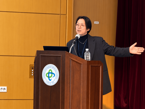 '경도인지장애의 치료: 약물치료와 비약물치료의 최신 접근'에 대해 강연하는 김예신 이화여대 신경과 교수 / 디멘시아뉴스