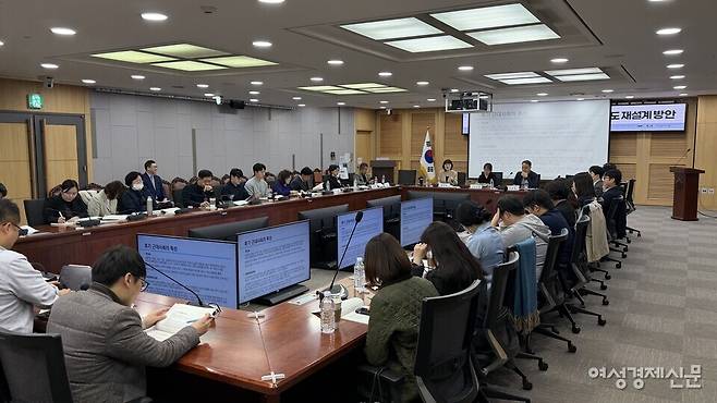 30일 국회의원회관 제2세미나실에서 열린 '대전환시대, 사회복지 교육과 자격제도 재설계 방안' 토론회에서는 사회복지사의 전문성 확보를 위한 교육과 자격제도 개편 방안이 논의됐다. /김정수 기자