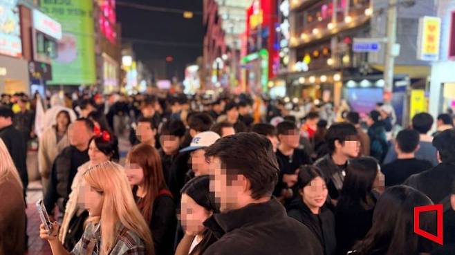 30일 오후 9시께 서울 마포구 홍대 버스킹존. 경찰은 우측통행을 안내했지만 안전펜스가 없는 이곳에는 인파가 밀집해 통행 방향이 뒤섞이고 있다. 이지예 기자
