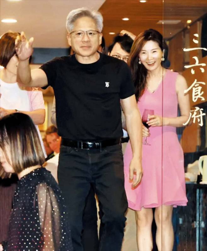 지난해 5월 대만 타이베이의 한 식당에서 저녁 식사를 마치고 나오는 젠슨 황 엔비디아 최고경영자 뒤를 싱가포르 기업 메가스피드 임원 출신인 여성 앨리스 황이 와인 잔을 들고 따르고 있다. /대만 나우뉴스