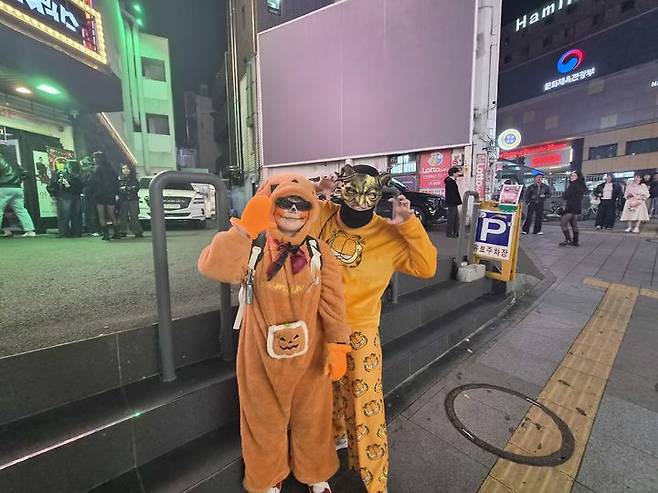 [서울=뉴시스] 조수원 기자 = 31일 오후 서울 용산구 이태원역 인근에서 호박 분장을 한 정해성씨와 고양이 분장을 한 최주영씨 모습.2026.10.31.tide1@newsis.com *재판매 및 DB 금지