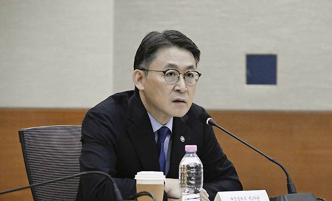 권대영 재정경제부 1차관이 10월 20일 서울 서초구 서울지방조달청에서 열린 ‘가상자산 과세 관련 현장 간담회’를 주재하고 있다. 연합뉴스