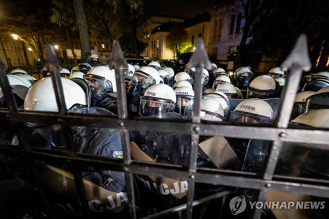 헌재 배치된 폴란드 경찰들 [AFP=연합뉴스 자료사진. 재판매 및 DB 금지]