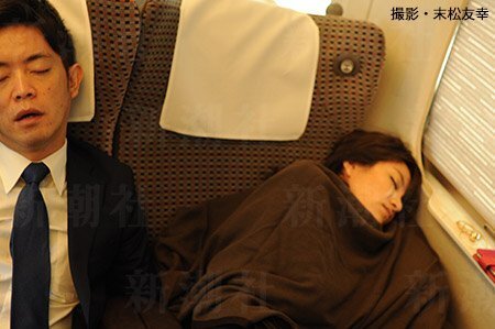 주간 신조에 보도된 이마이 에리코 (오른쪽) 참의원과 하시모토 켄 고베시 시의원이 손을 잡고 기차에서 잠든 모습.