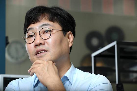 달변가인 하종욱(사진) 대표도 밝히고 싶지 않은 것들이 몇개 있었다. 대학생 때 학사경고를 받던 시절의 방황과 좌절, 그리고 그를 마장뮤직으로 이끈 설립자 대기업 CEO(최고경영자)의 이름이다. 그의 꿈인 '판가게'가 이뤄질 때쯤엔 술술 말해주지 않을까. 우상조 기자