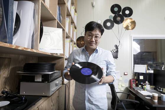 서울 한복판에 남아있는 유일한 공장지대인 성수동. 그 골목에 마장뮤직의 LP공장인 '바이닐 팩토리'가 있다. 공장 한 귀퉁이 사무실에서하종욱(사진) 마장뮤직 대표가자신이 제작한 음반을 들어보이고 있다. 우상조 기자