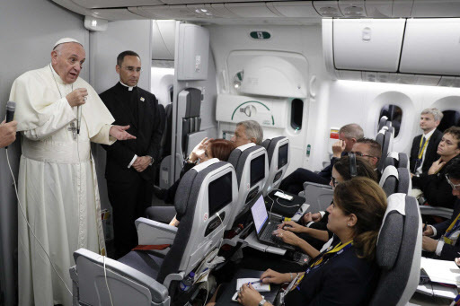 [11일(현지시간) 콜롬비아 순방을 마치고 이탈리아 로마로 귀국하는 비행기에서 기자단의 질문에 답하는 프란치스코 교황. 사진=EPA연합]