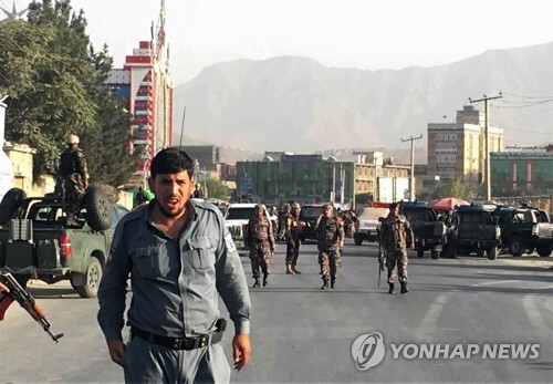 13일 아프가니스탄 수도 카불 크리켓경기장 밖에서  경찰이 경계를 서고 있다.[AP=연합뉴스]