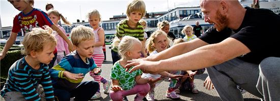 덴마크의 흔한 오후 풍경. 오후 5시 이전에 퇴근한 직장인들이 아이들과 시간을 보내고 있다.
