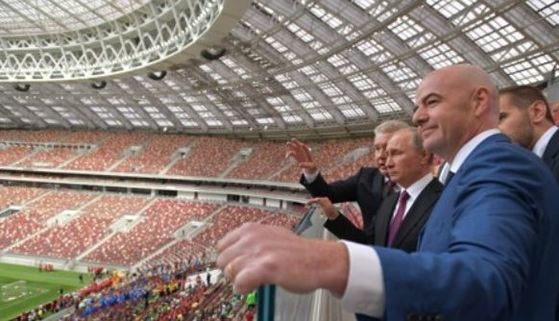 잔니 인판티노 FIFA 회장과 블라디미르 푸틴 러시아 대통령이 내년 월드컵 개막전이 열리는 루즈니키 경기장을 둘러보는 모습. [AFP=연합뉴스 자료사진]