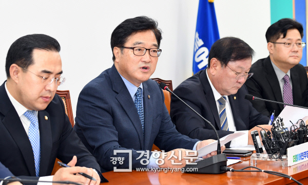 더불어민주당 우원식 원내대표(왼쪽에서 두번째)가 14일 국회 정책조정회의에서 발언하고 있다. 권호욱 선임기자
