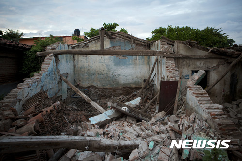 【멕시코시티 = AP/뉴시스】 = 지난 11일 규모 8.1의 강력한 지진으로 파괴된 멕시코 후치탄 시내의 주택.  멕시코 해안에 열대성 폭풍우 맥스가 형성되어 육지를 향하고 있어 이 지역을 포함한 지진피해 지역 일대에 다시 피해가 우려되고 있다.