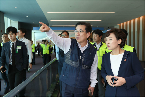 김현미 장관(오른쪽)은 14일 인천공항을 방문해 제2터미널 개장 준비 사항을 점검했다. (사진=국토교통부 제공)