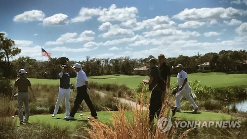 (도쿄=연합뉴스) 최이락 특파원 = 미국을 방문 중인 아베 신조(安倍晋三) 일본 총리(왼쪽에서 두 번째)가 11일(현지시간) 미국 플로리다에서 도널드 트럼프 미국 대통령(왼쪽에서 세 번째)과 골프 라운딩을 즐기고 있다. 사진은 트럼프 대통령이 트위터에 올린 골프 라운딩 장면. 2017.2.12
