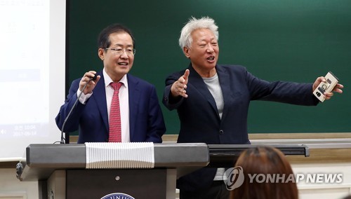 (서울=연합뉴스) 김인철 기자 = 자유한국당 홍준표 대표가 14일 오전 서울 서대문구 연세대학교에서 열린 대학생과의 솔직 대담 특강 및 토론회에서 류석춘 혁신위원장(오른쪽)의 설명을 듣고 있다. 2017.9.14      yatoya@yna.co.kr