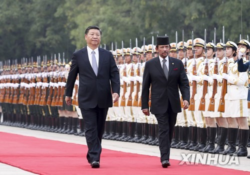 지난 13일 중국 수도 베이징에서 시진핑 중국 국가주석(사진 앞줄 왼쪽)과 방중한 브루나이 국왕(오른쪽)이 회담에 앞서 함께 의장대를 사열했다.