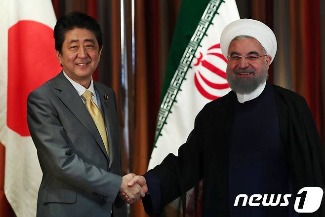 아베 신조 일본 총리(왼쪽)와 하산 로하니 이란 대통령이 19일(현지시간) 미국 뉴욕에서 열린 정상회담에 앞서 악수하고 있다. © AFP=뉴스1