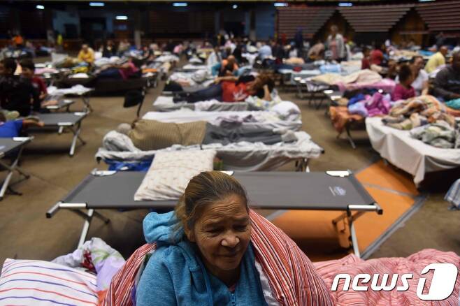 20일 상륙 예정인 허리케인 '마리아'에 대피한 푸에르토리코 주민들. © AFP=뉴스1