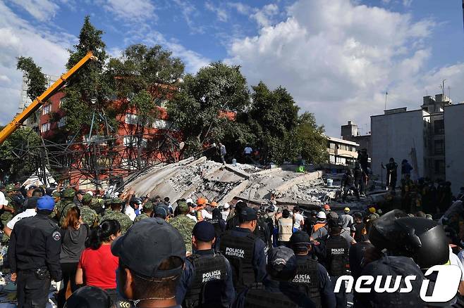 멕시코에서 19일(현지시간) 오후 1시15분쯤 리히터 규모 7.1의 강진이 발생해 최소 216명이 숨졌다. © AFP=뉴스1