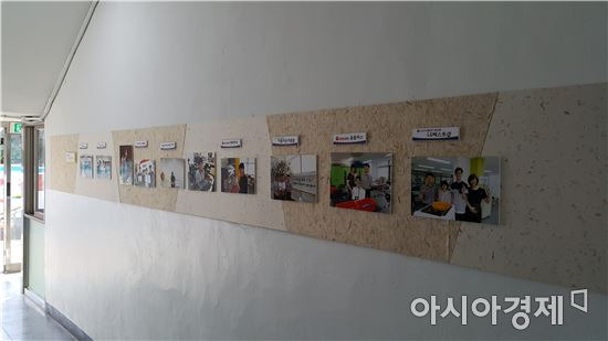 서울 동대문구 서울발달장애인훈련센터 1층 복도에 취업에 성공한 학생들의 사진이 걸려있다.