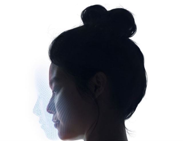 애플 아이폰X의 페이스ID는 적외선(IR) 빛을 활용해 이용자 얼굴에 3만개 점을 찍어 특징을 구별한다. 애플 홈페이지 캡처